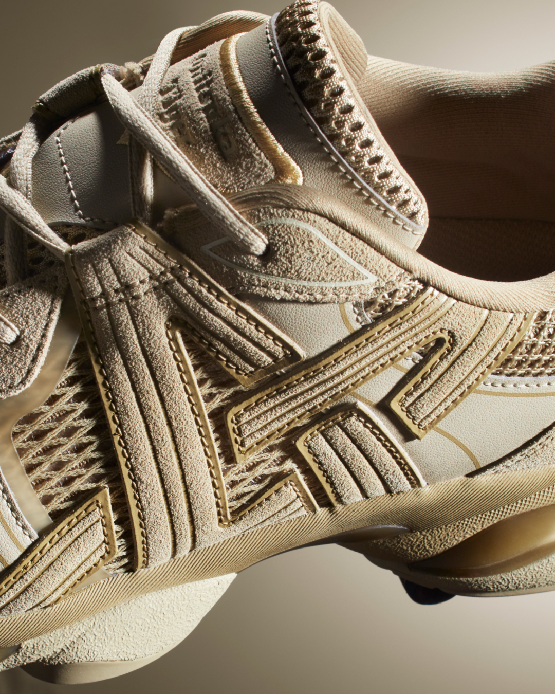 TIGRUN lace and logo detail